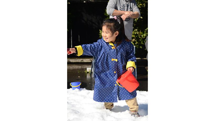 Children enjoying snow at Little Wonder Glendowie daycare snow day